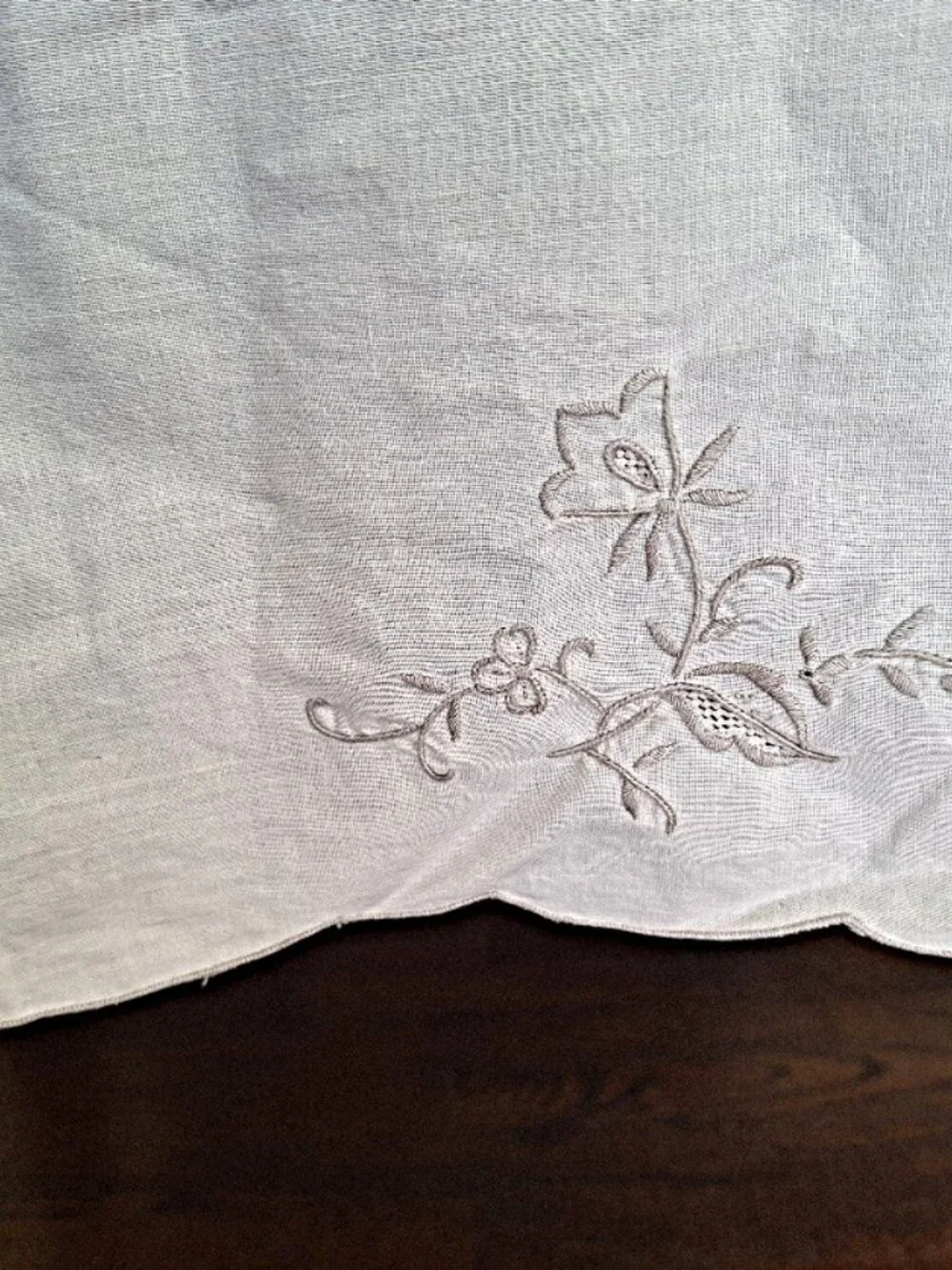 Vintage Oval Crocheted Maderia Style Lace Cutwork Tablecloth 62”x75”